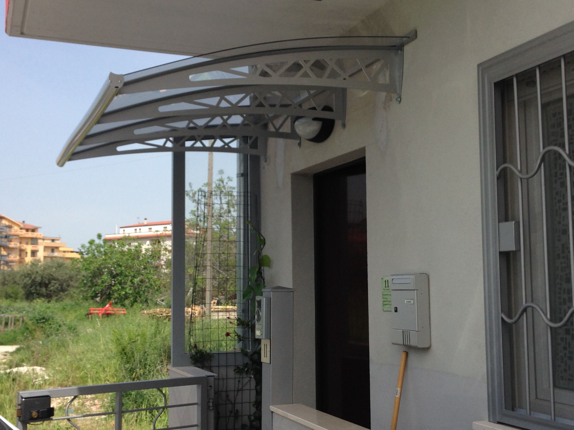 Pensilina in alluminio e policarbonato