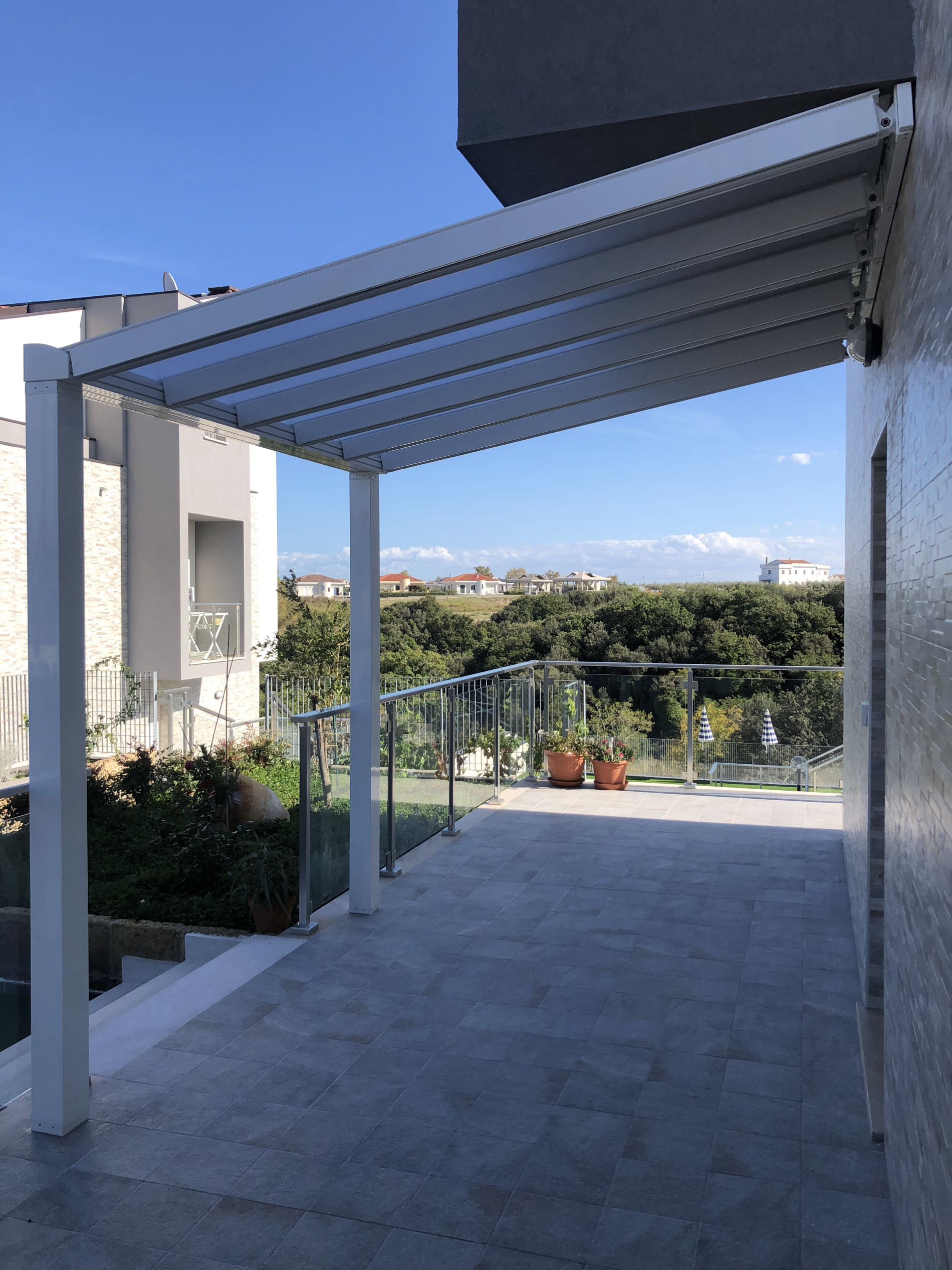 Pensilina in alluminio e policarbonato