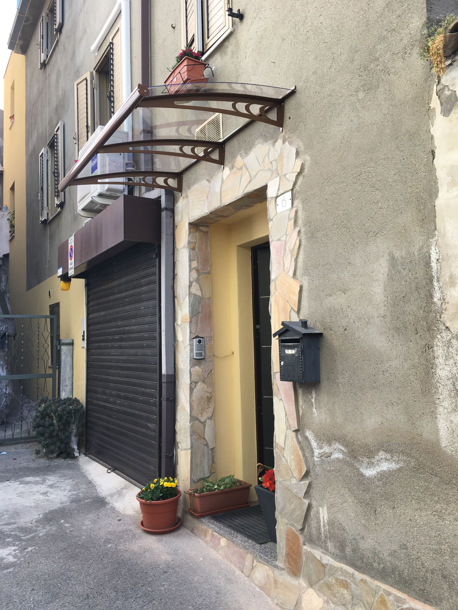 Pensilina in alluminio e policarbonato