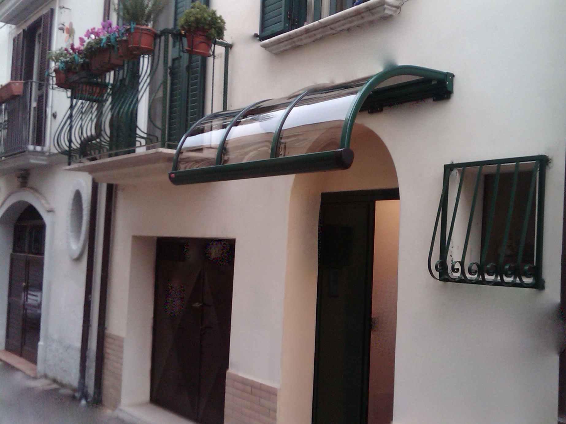 Pensilina in alluminio e policarbonato